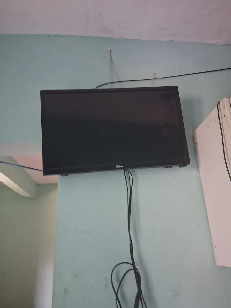 Vendendo uma televisão 24 polegadas está funcionando 