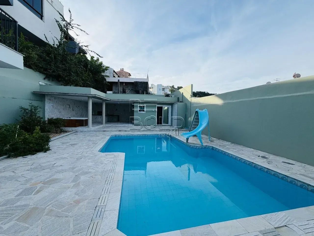 Casa alto padrão totalmente reformada com 5 suítes em Coqueiros - Foto 2