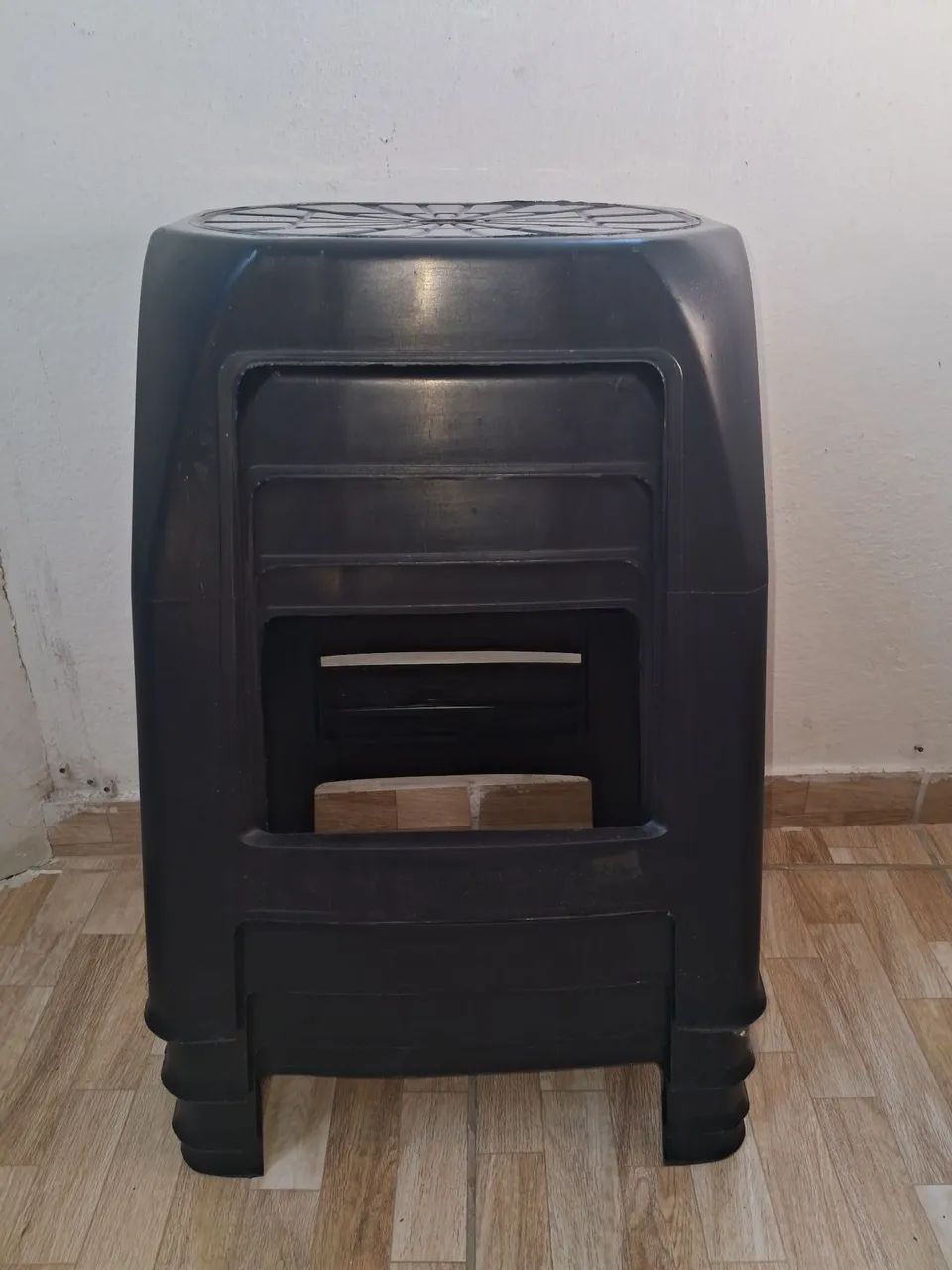 Conjunto com 4 banquetas de plástico  - Foto 2