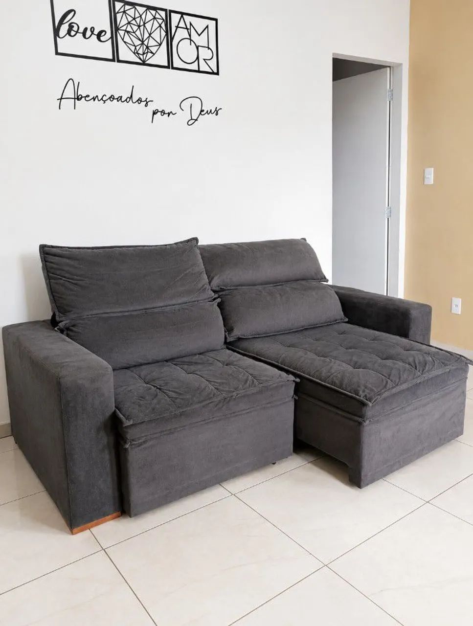 Sofá Retrátil Cinza  Conforto e Espaço