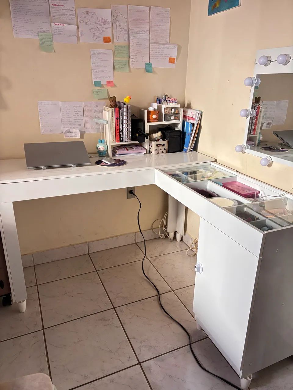 Escrivaninha e penteadeira em L