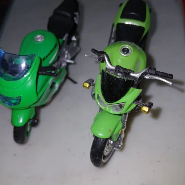 DUAS MINIATURAS DE MOTO KAWASAKI COR VERDE - Foto 3