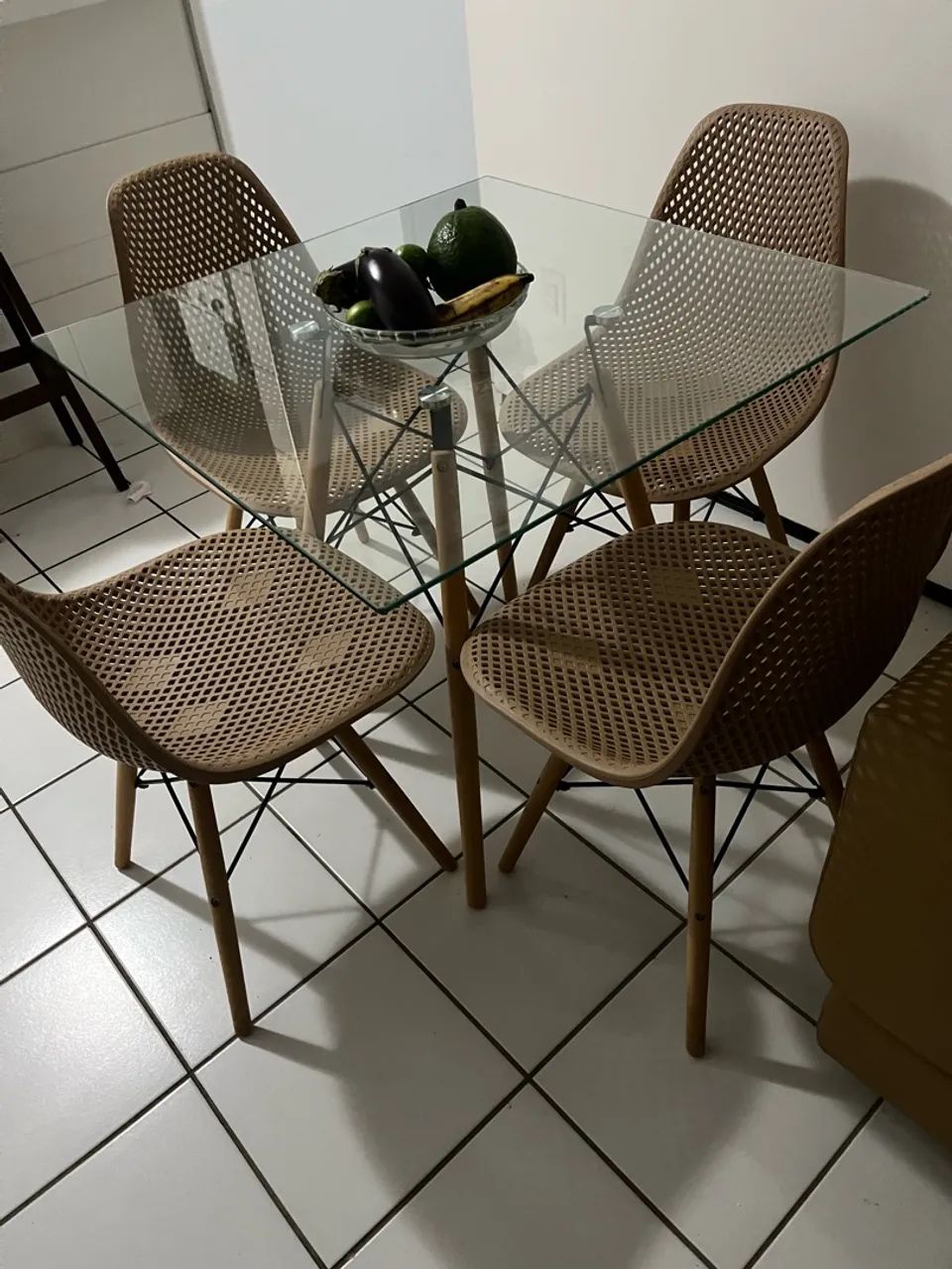 Mesa charmosa com 4 cadeiras - Foto 3