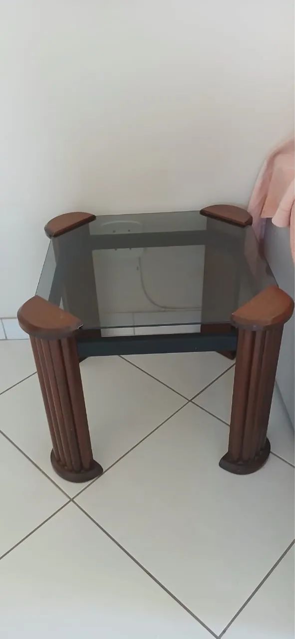 Mesa de canto de madeira e tampo de vidro