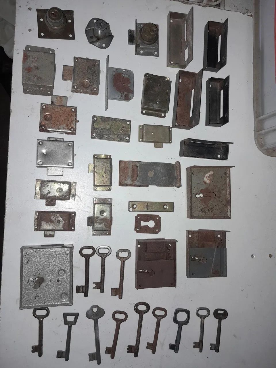 Lote com fechaduras e chaves antigas  - Foto 3