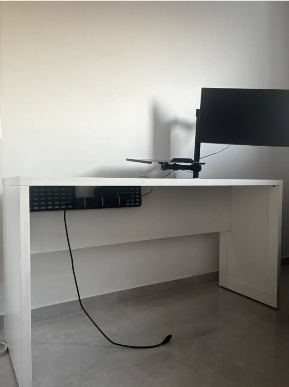 MESA BRANCA COM GRADE PARA FIOS E SUPORTE PARA NOTEBOOK E TELA