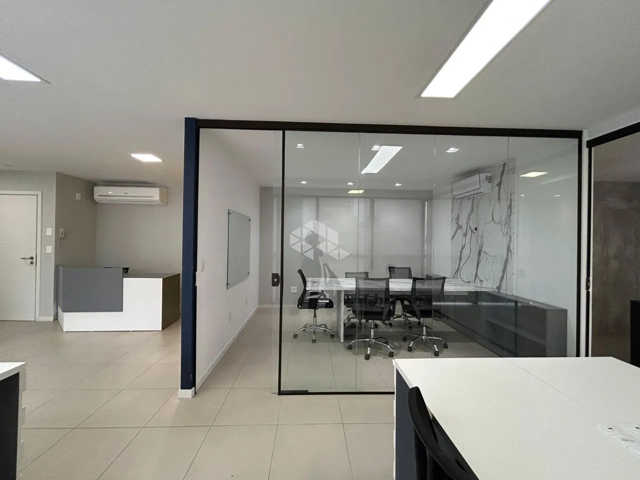 SALA COMERCIAL COM 82,66 M² E VAGA DE GARAGEM À VENDA NO ESTREITO