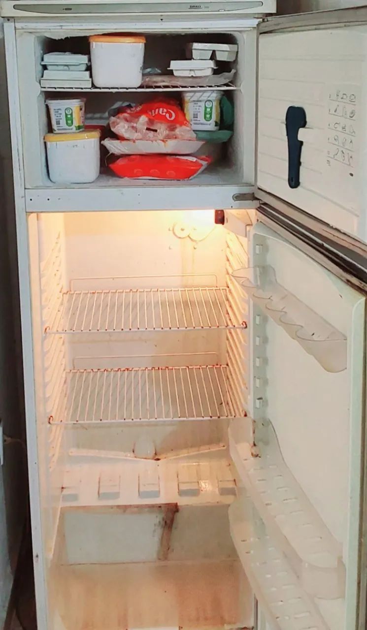 Geladeira Dako funcionando perfeitamente com marcas de uso  - Foto 2