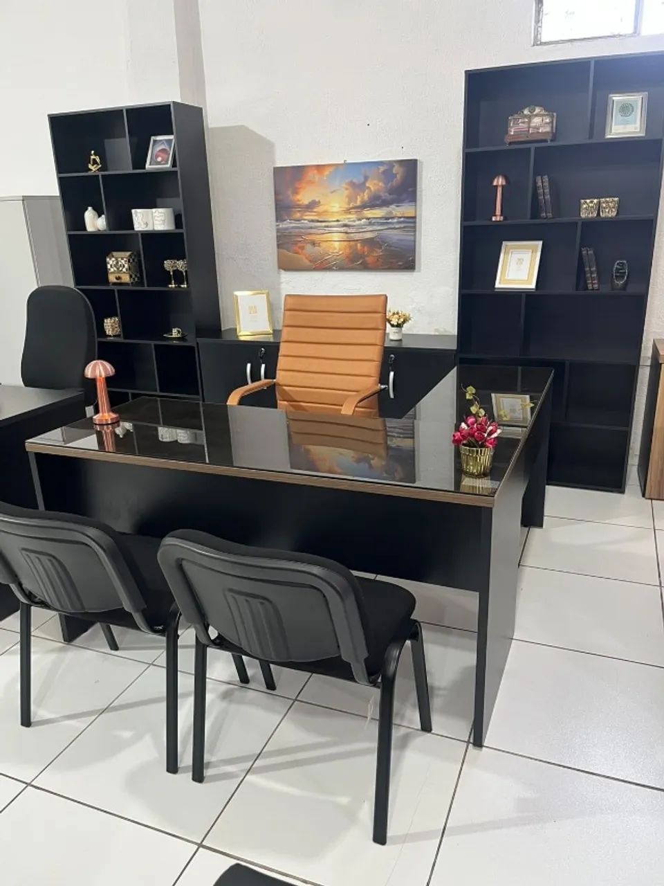 Mesa em L e armários 