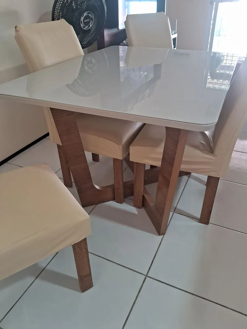 Mesa de jantar com 4 cadeiras