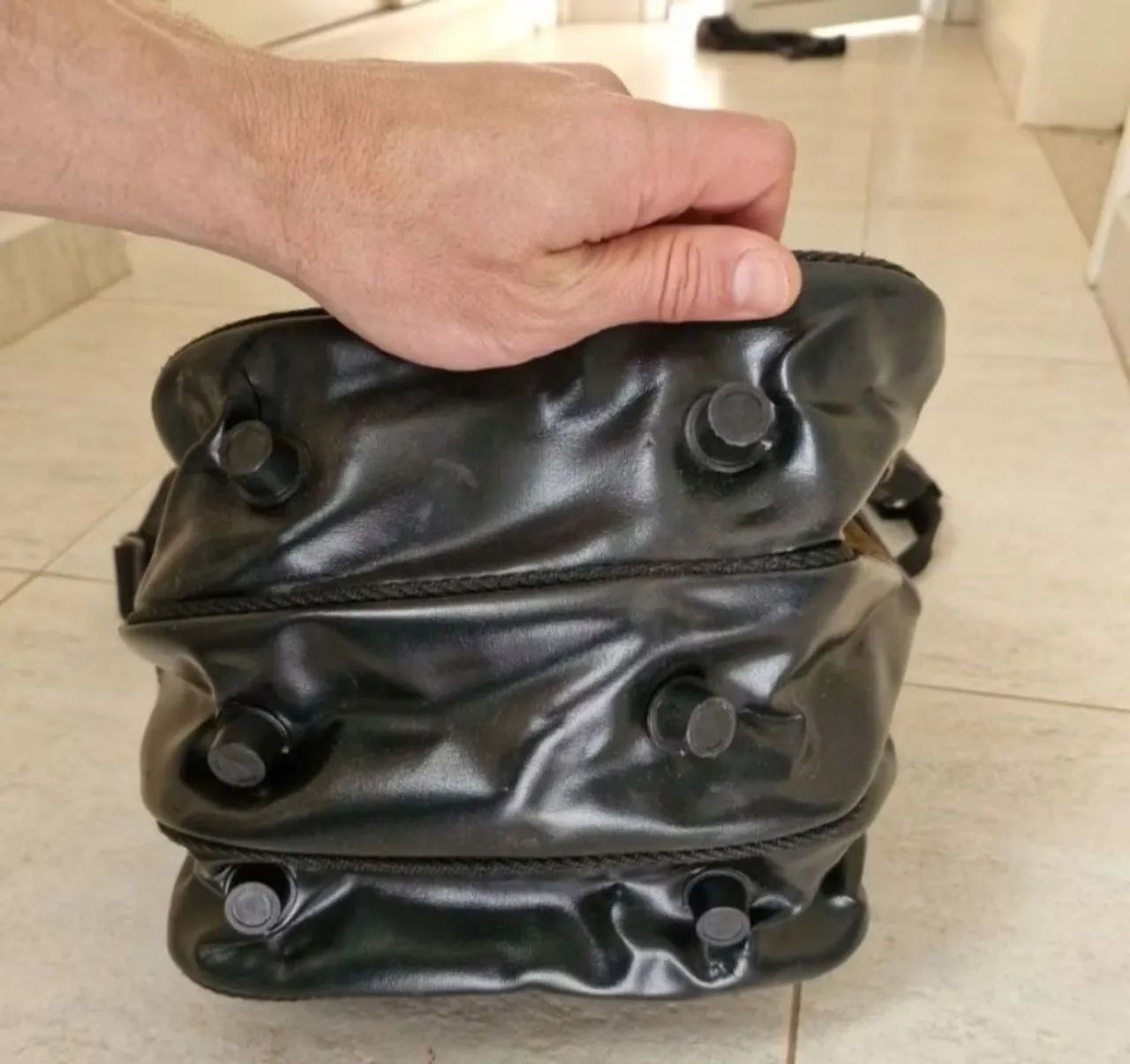 Bolsa com divisórias para costas e mão  - Foto 2