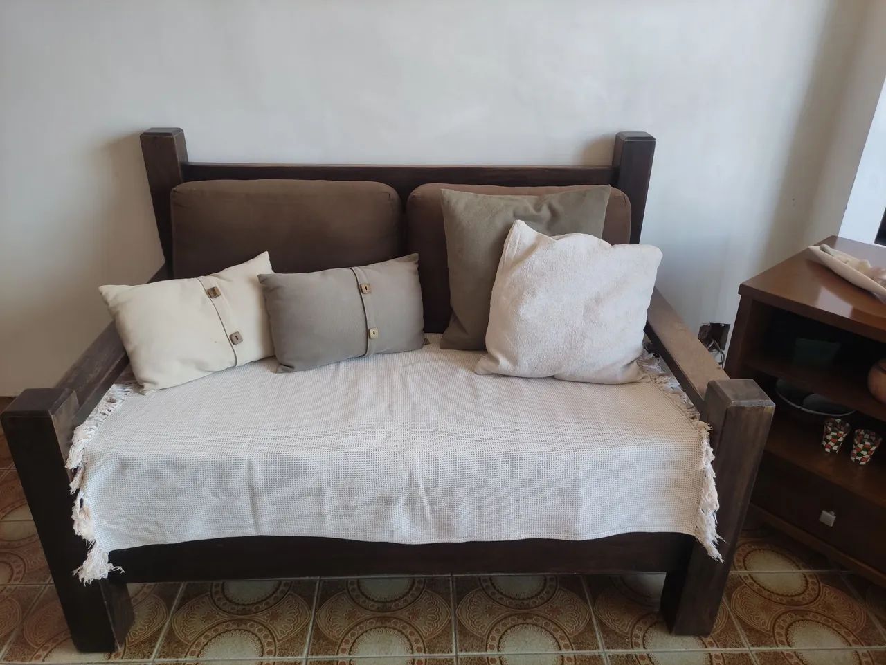 Sofá de 2 e 3 lugares em madeira - Foto 5