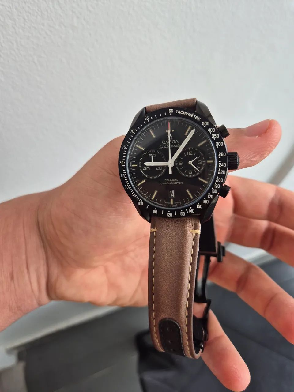 Relógio Speedmaster Dark Side of the Moon com pulseira de couro