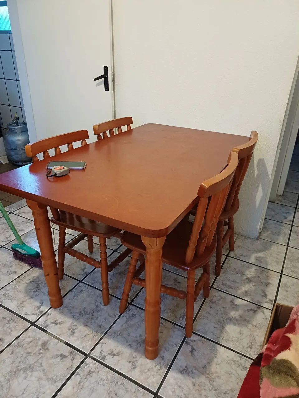 MESA DE MADEIDA USADA - EM BOM ESTADO