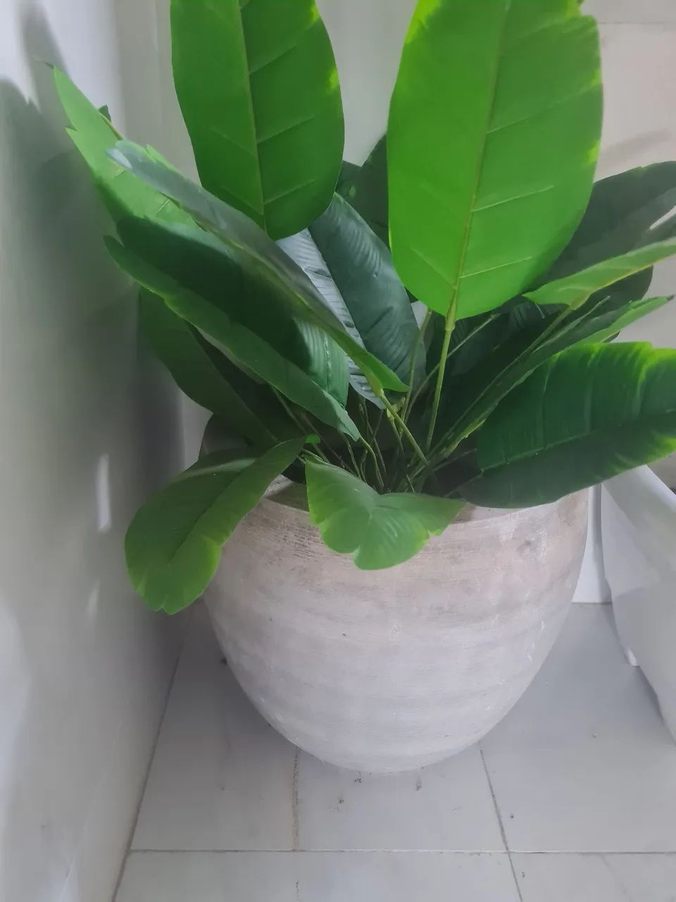 Vaso de concreto com planta artificial 