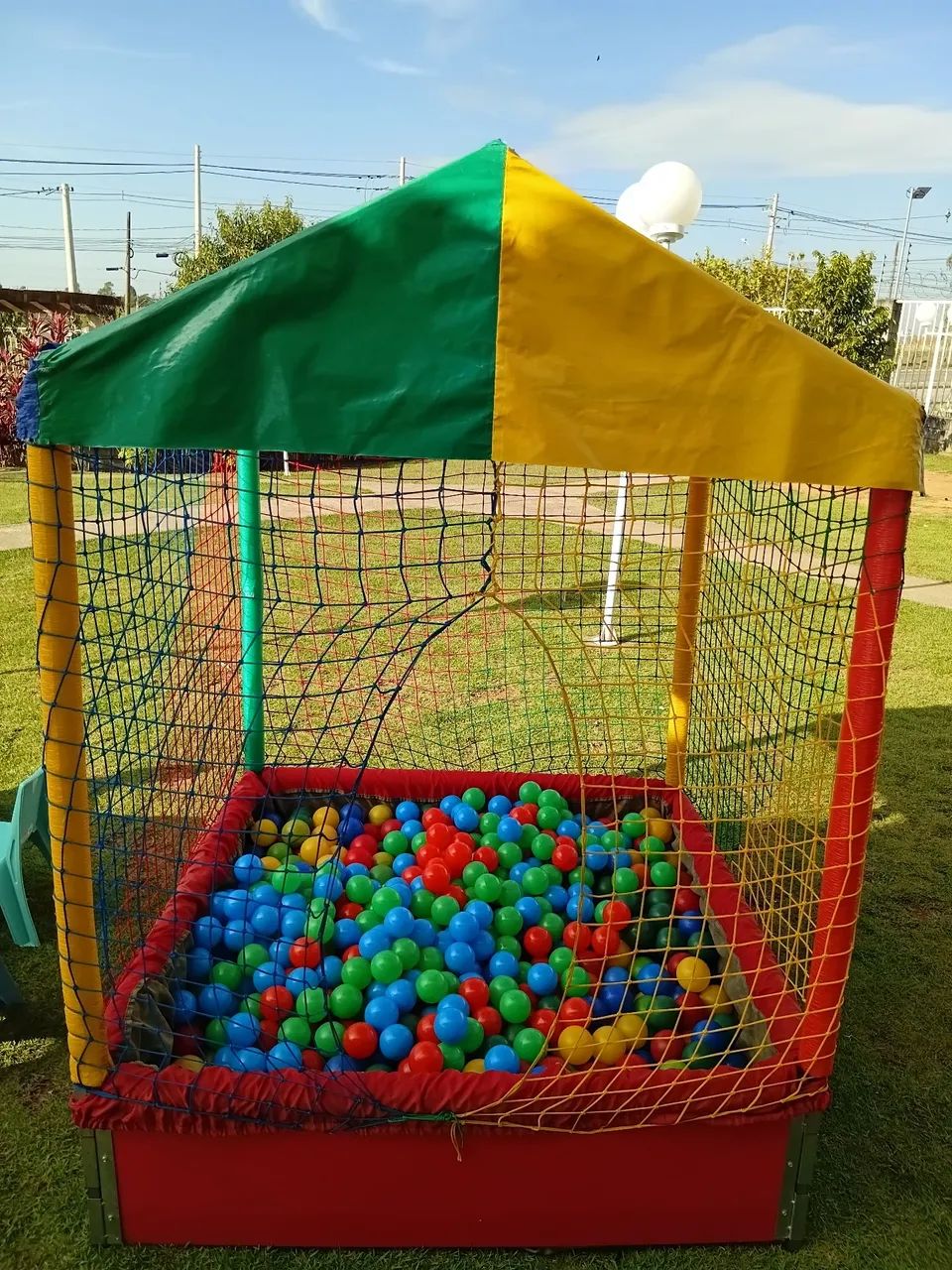 Cama elástica e piscina de bolinhas 