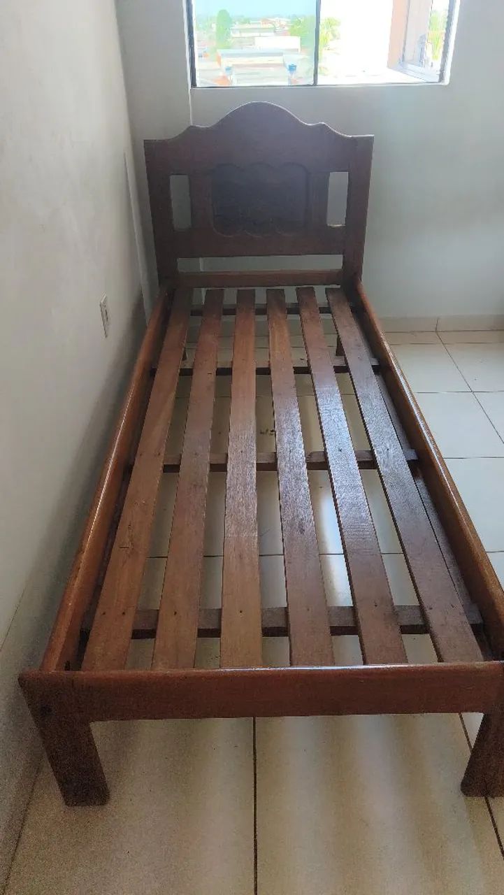 Vendo Cama de solteiro em madeira e ótimo estado de conservação. - Foto 2