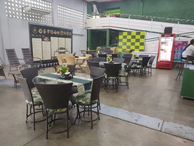 MESA REDONDA DE JANTAR EM TAMPO DE VIDRO COM 6 CADEIRAS  - Foto 3