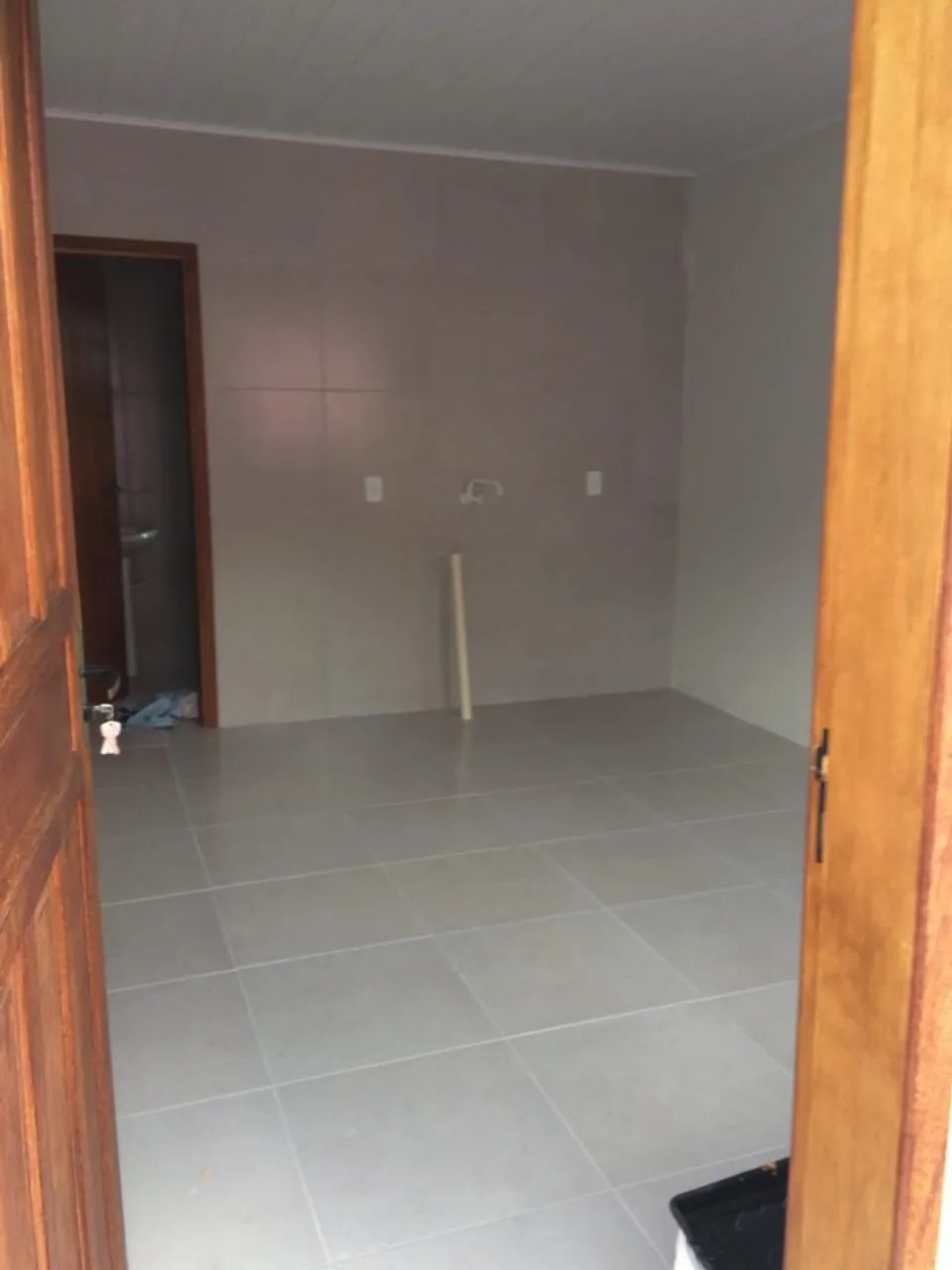 Casa no Monte Cristo: 1 quarto, cozinha, 2 banheiros e garagem