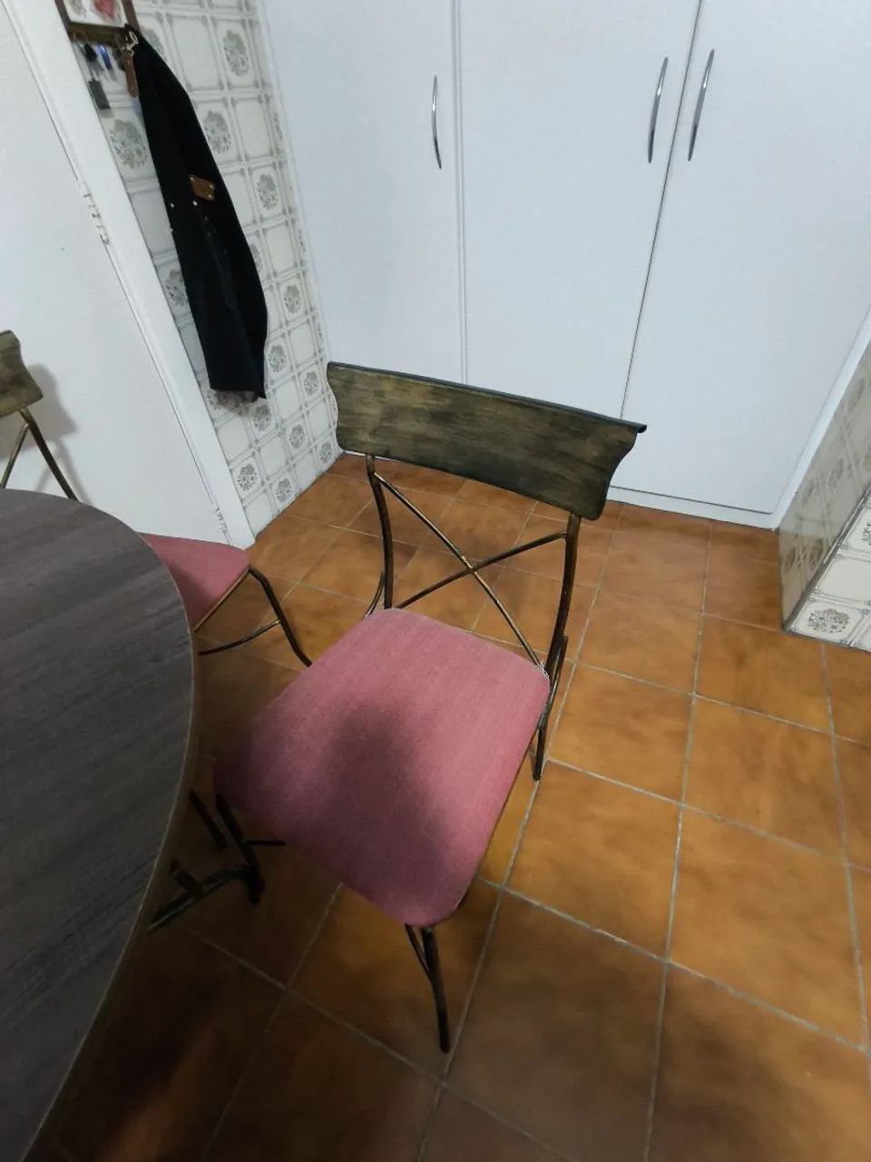 Mesa redonda 110 cm, com 4 cadeiras em ferro resistente.  - Foto 2