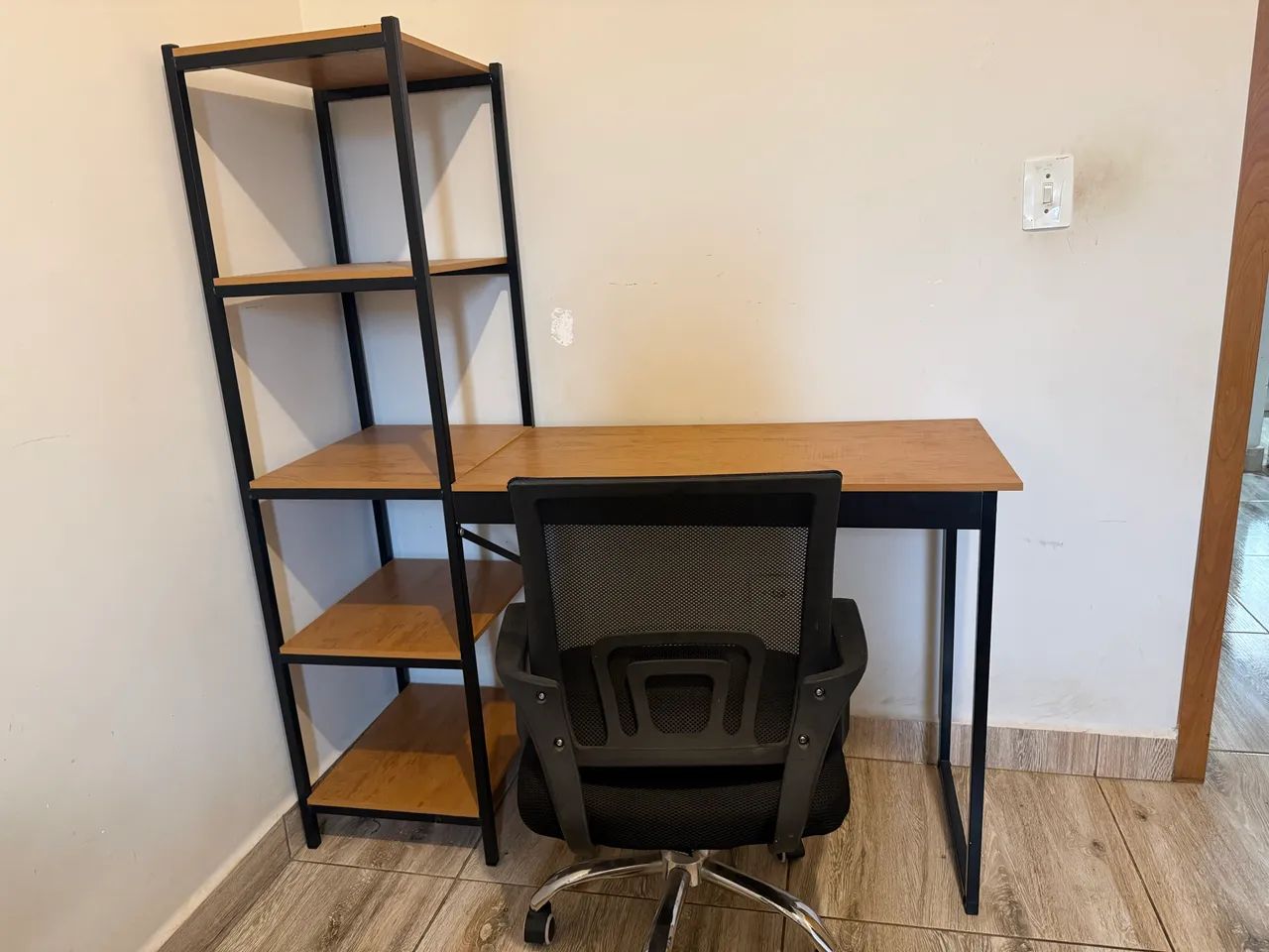 Vendo escrivaninha e cadeira  - Foto 4