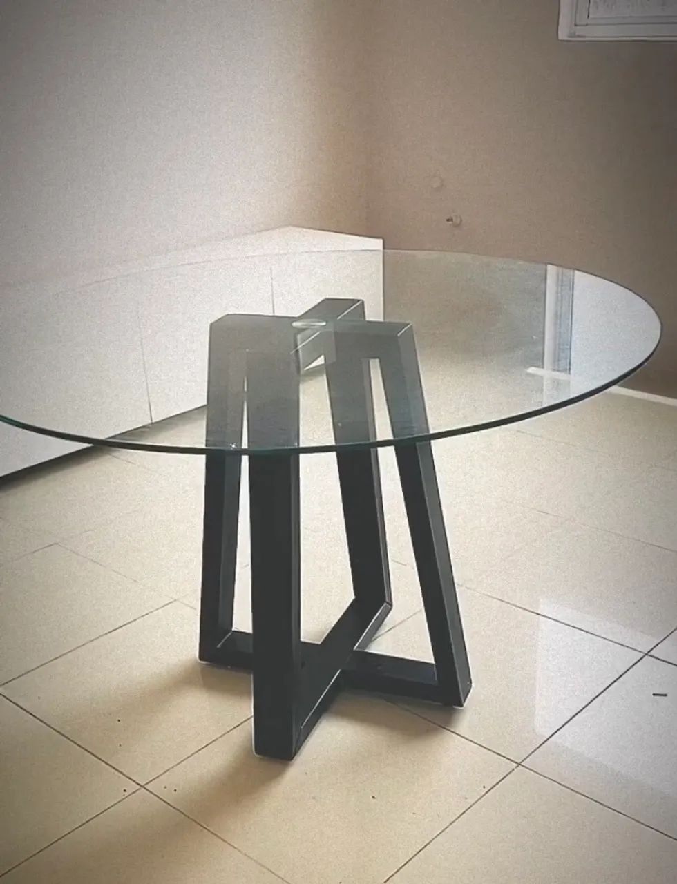 Vende-se mesa semi nova. Pé de madeira e tampo de vidro.