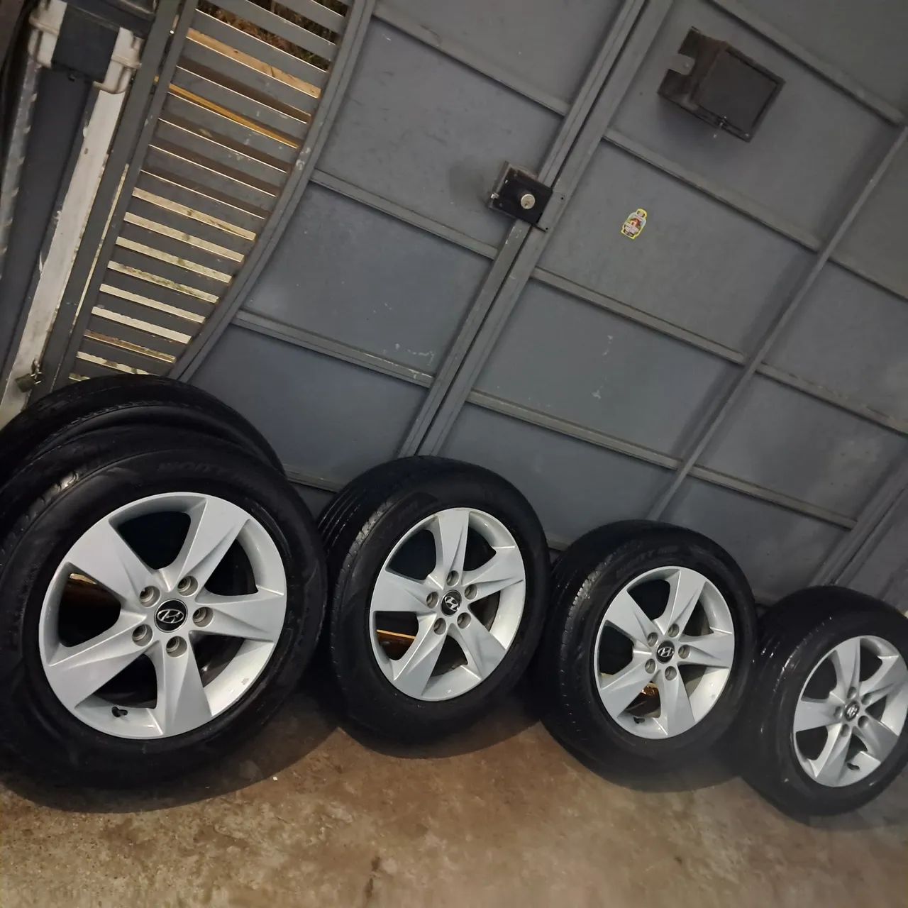 Vendo roda do elantra com pneu 