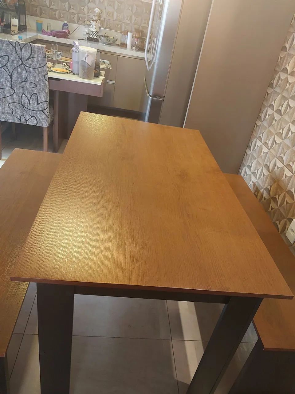 Vendo mesa com dois bancos. Aceito cartão  - Foto 2