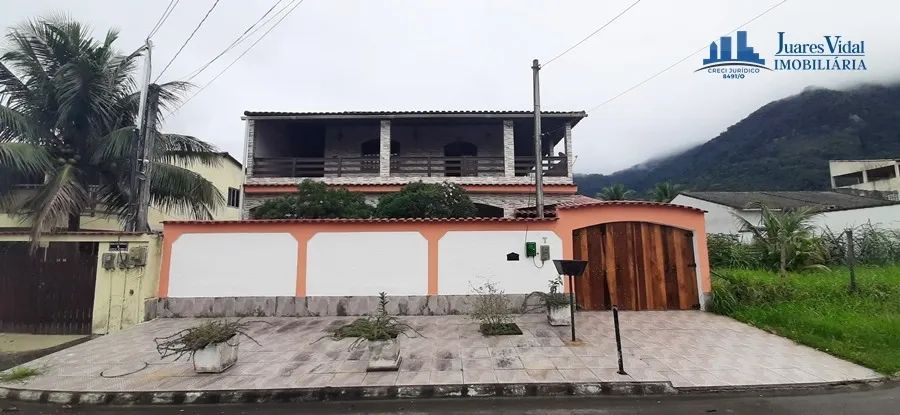 Casa com muito quintal e piscina no condomínio Frontal das Ilhas