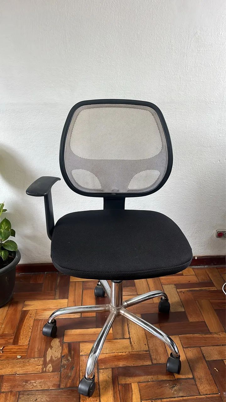 Cadeira de Escritório / Computador - Confortável e Conservada - Foto 2