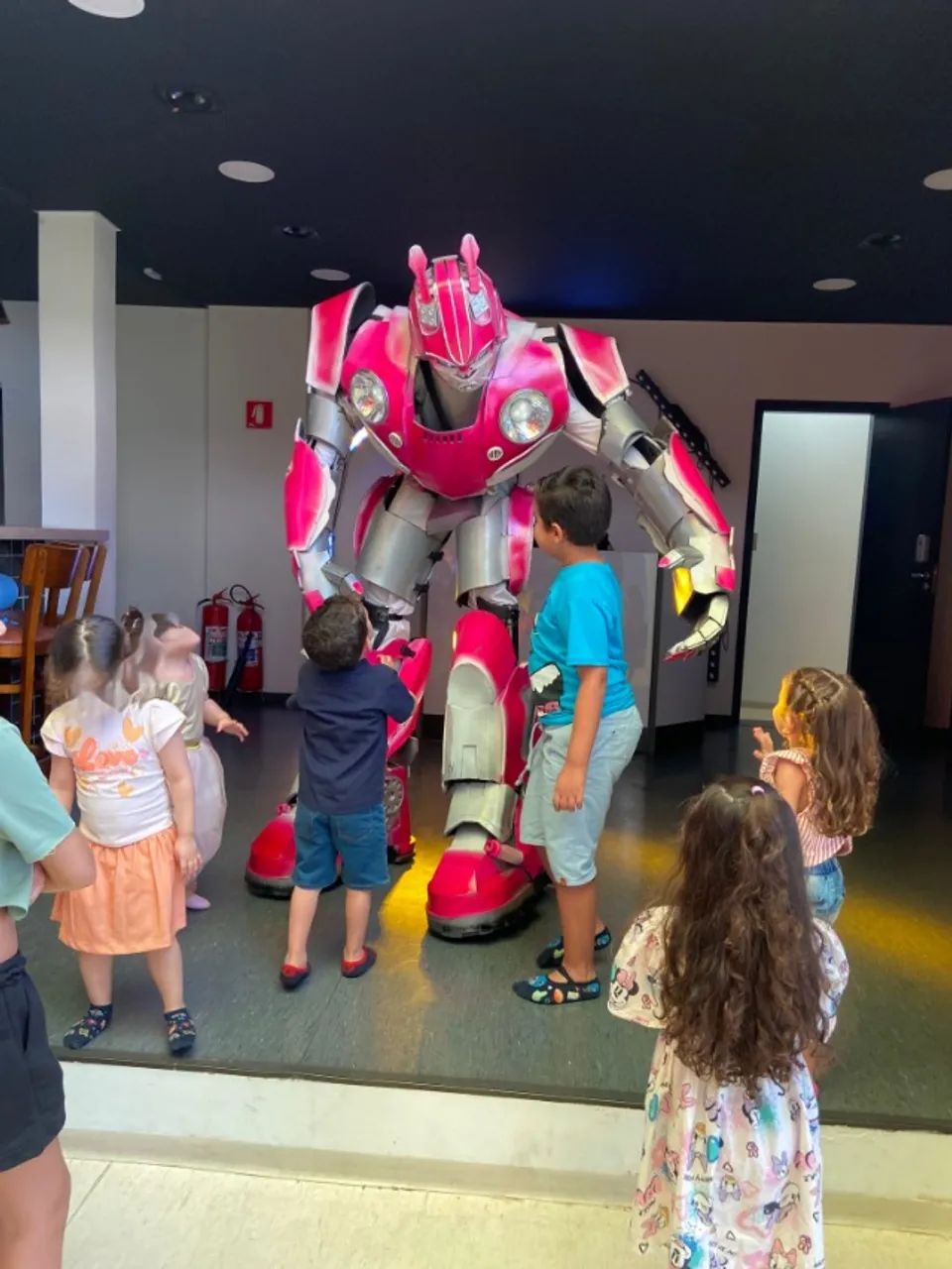 Personagem vivo Bumblebee Rosa animação  - Foto 5