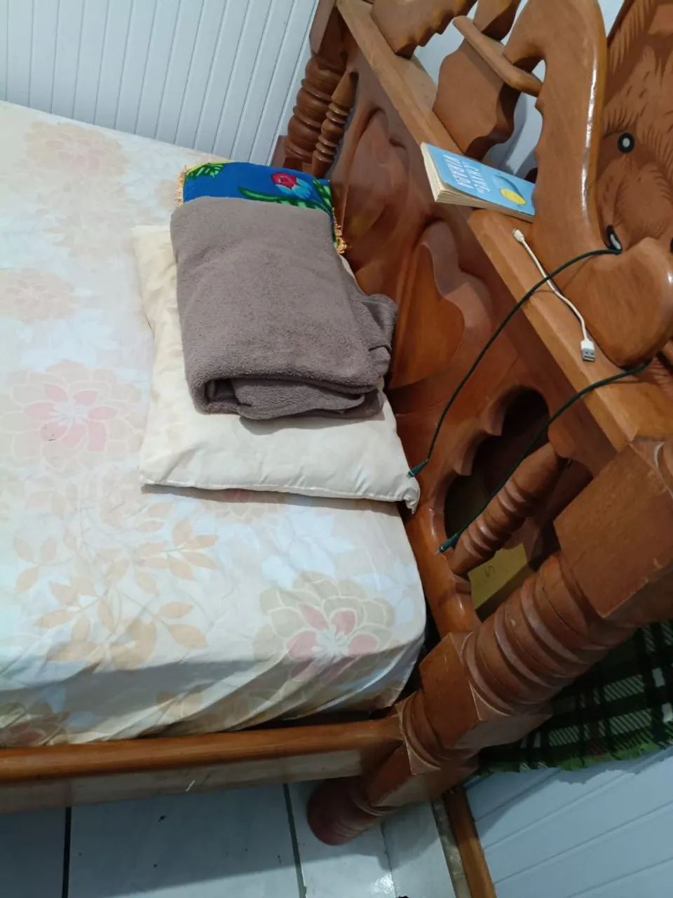Cama de madeira 