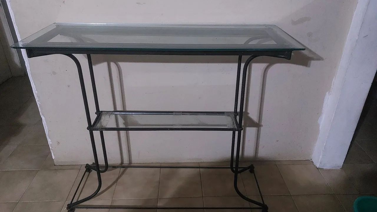 Aparador de ferro com tampo de vidro
