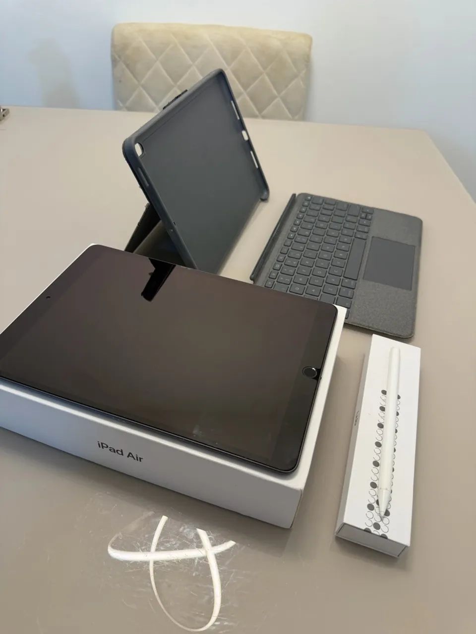 iPad Air (3ª Geração) 256 GB + Capa Logitech + Pencil - Foto 2