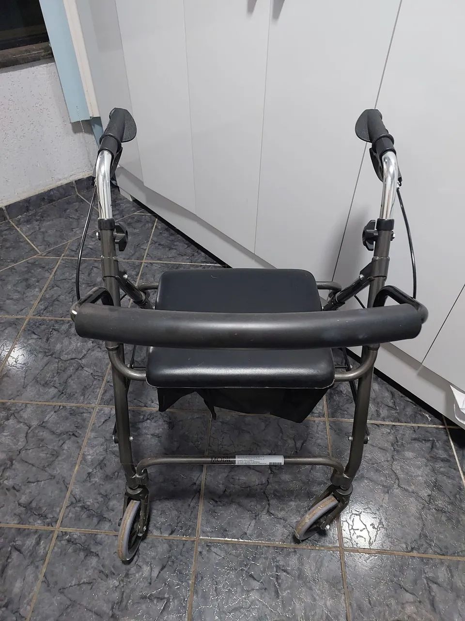 Andador com rodinhas, freios e cadeira. - Foto 4