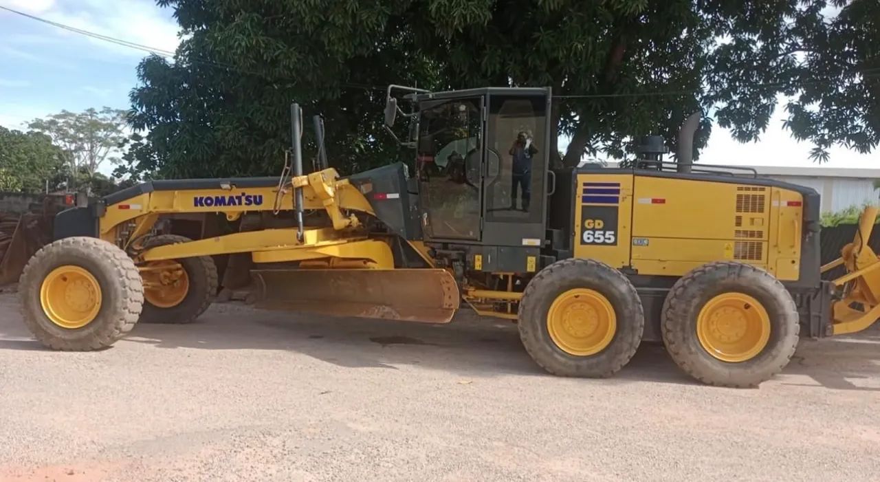 Motoniveladora Komatsu GD655 ano 2024, com 3.850 horas e ar condicionado, em MT