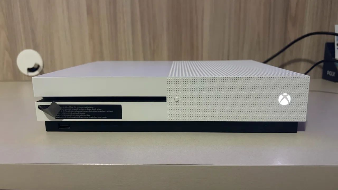 Console Xbox One S 1TB (Apenas o console e cabos) - Foto 2