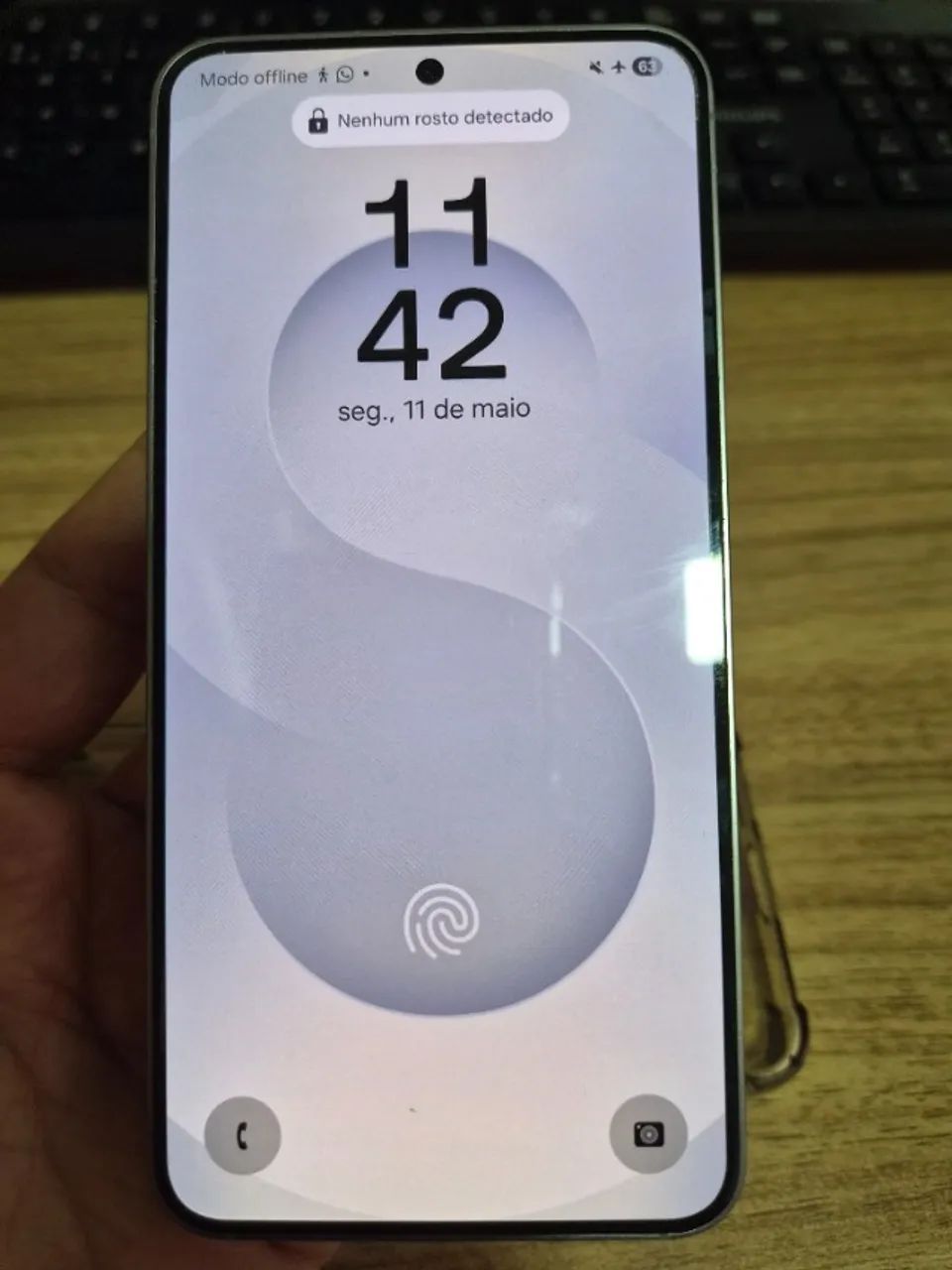 Celular Samsung S25 com 256 GB de armazenamento e 12 GB de RAM.