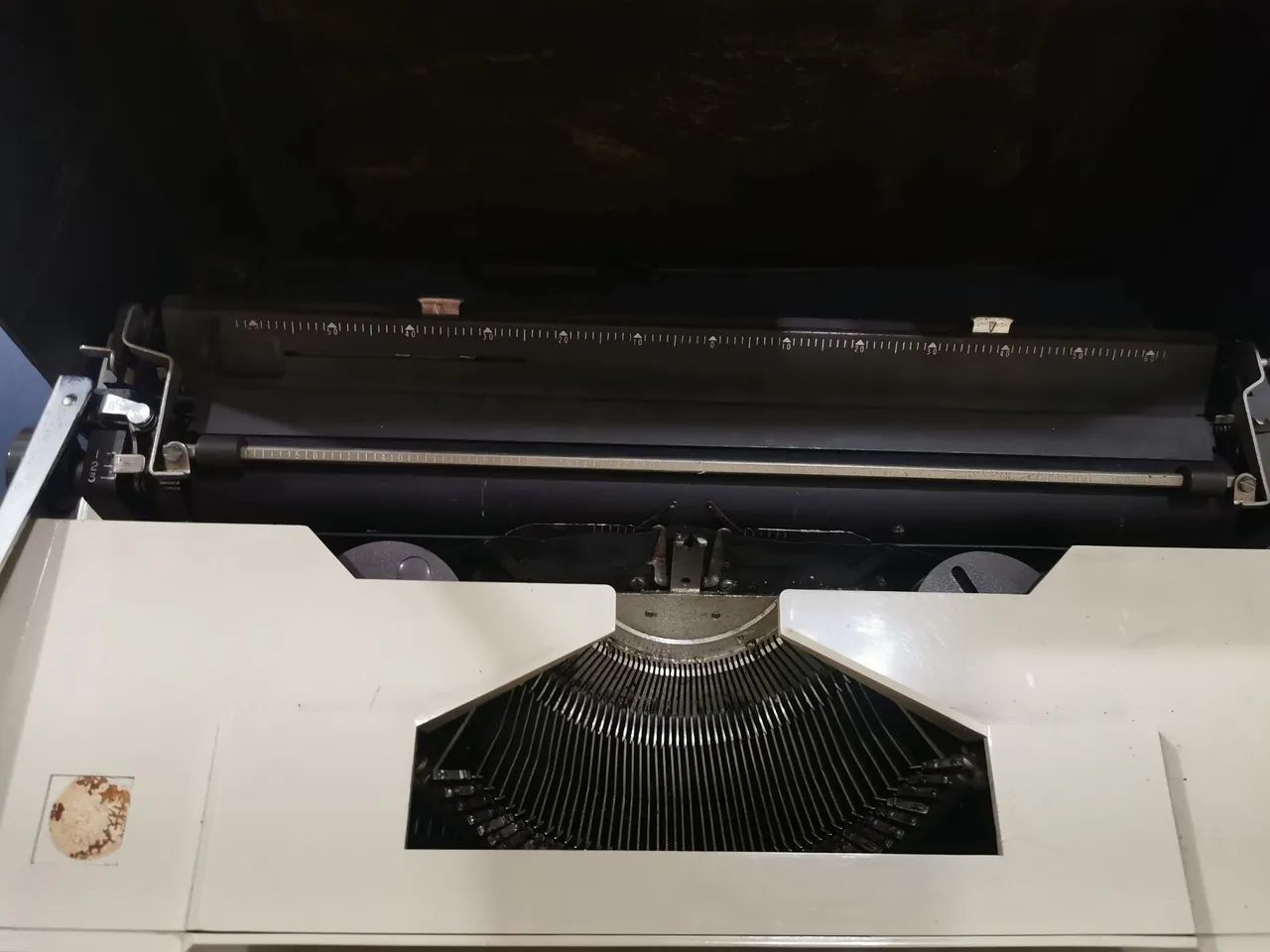 Máquina de escrever antiga manual - com capa e fita - Foto 2