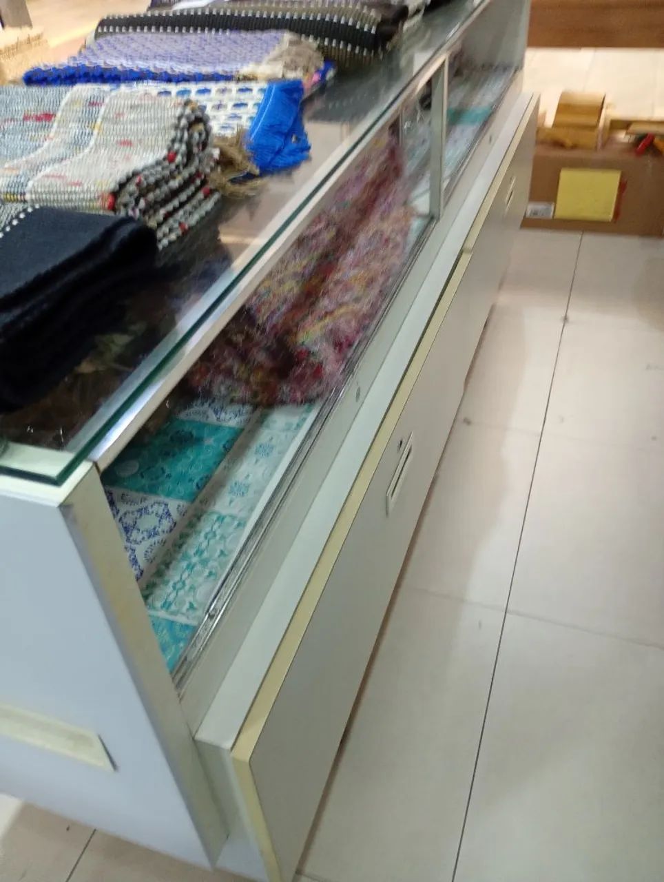 Balcão Vitrine 2,25 mt de comprimento  , com gavetões  - Foto 2