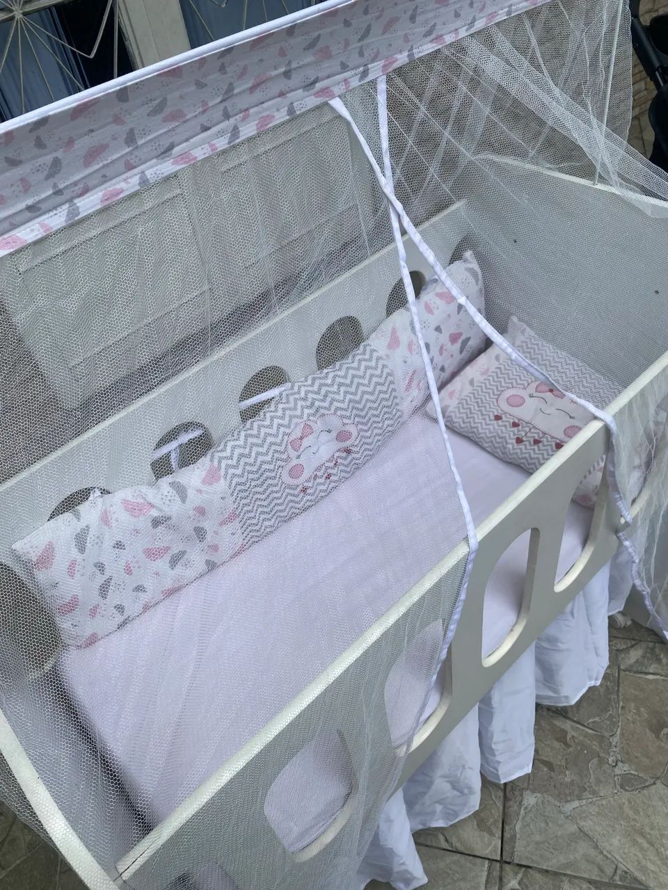 Carrinho de bebê e mini berço