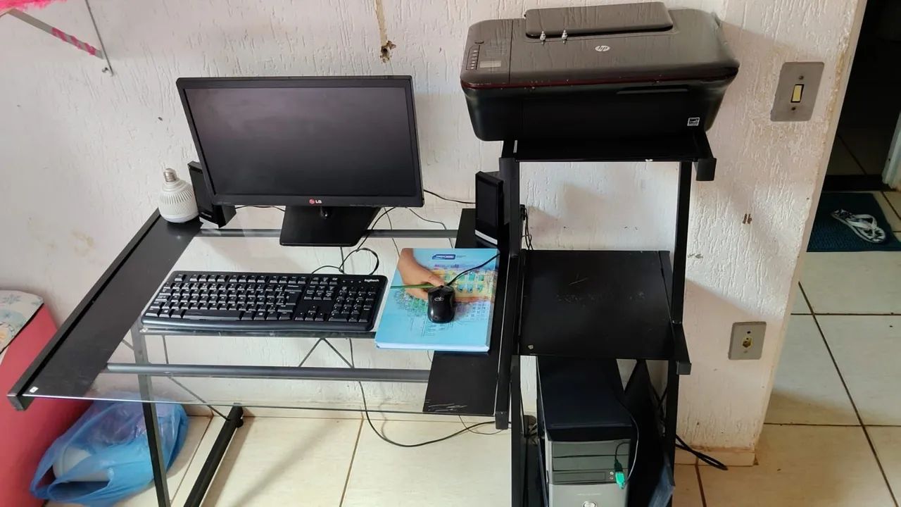 Vende- se computador com a mesa 