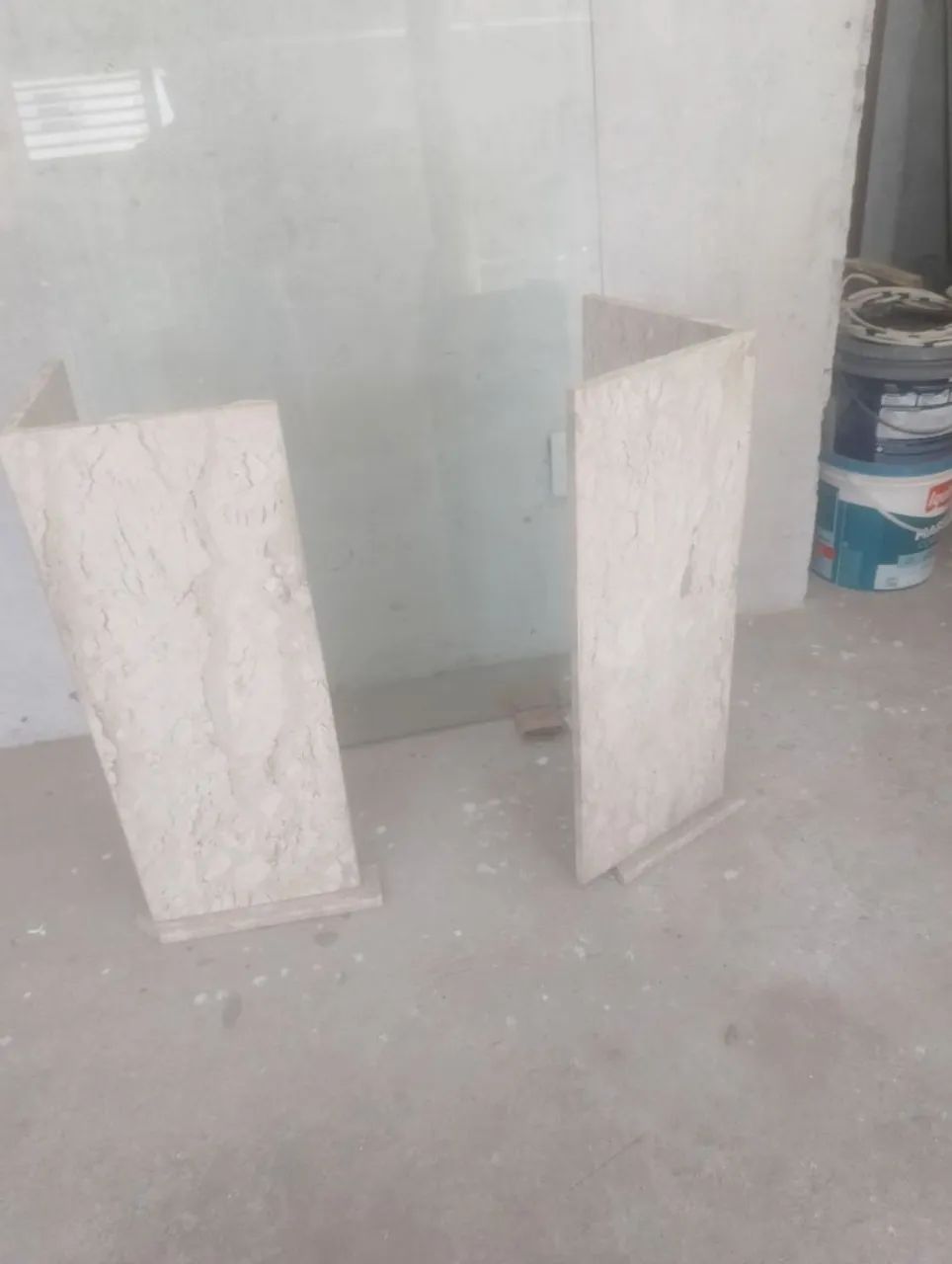 Mesa de vidro com base em mármore bege Bahia 