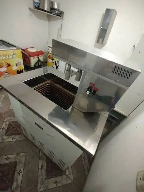 Maquina de picolé e massa.