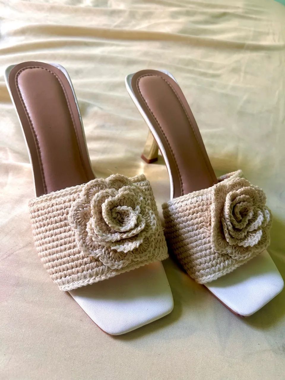 Salto feminino crochê de flor 