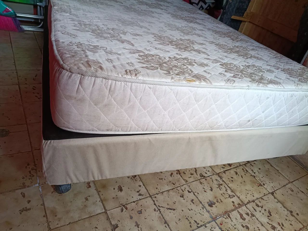 Conjunto box casal... colchão D 40... colchão já higienizado. - Foto 4