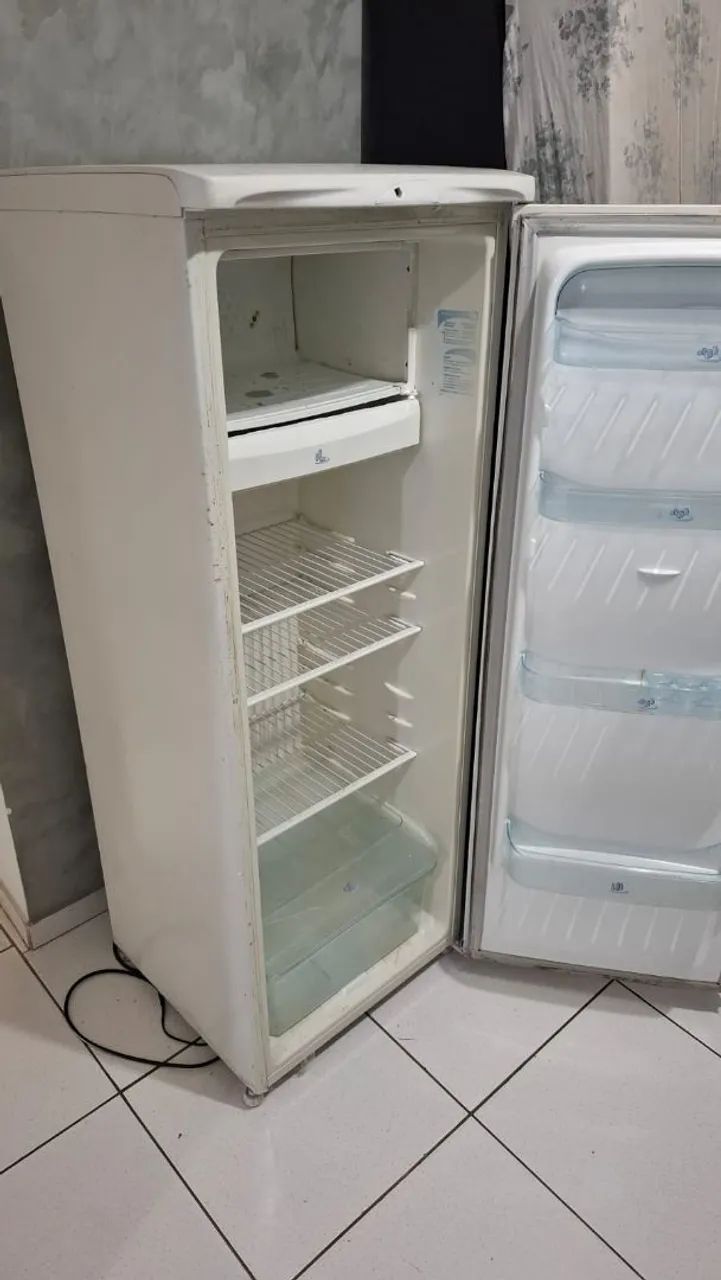 Geladeira pequena eletrolux funcionando bem - Foto 3