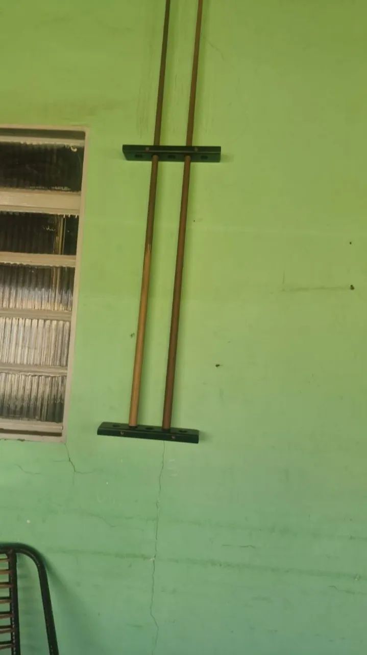 Mesa de sinuca semi nova, acompanha 2 tacos e suporte dos tacos - Foto 4