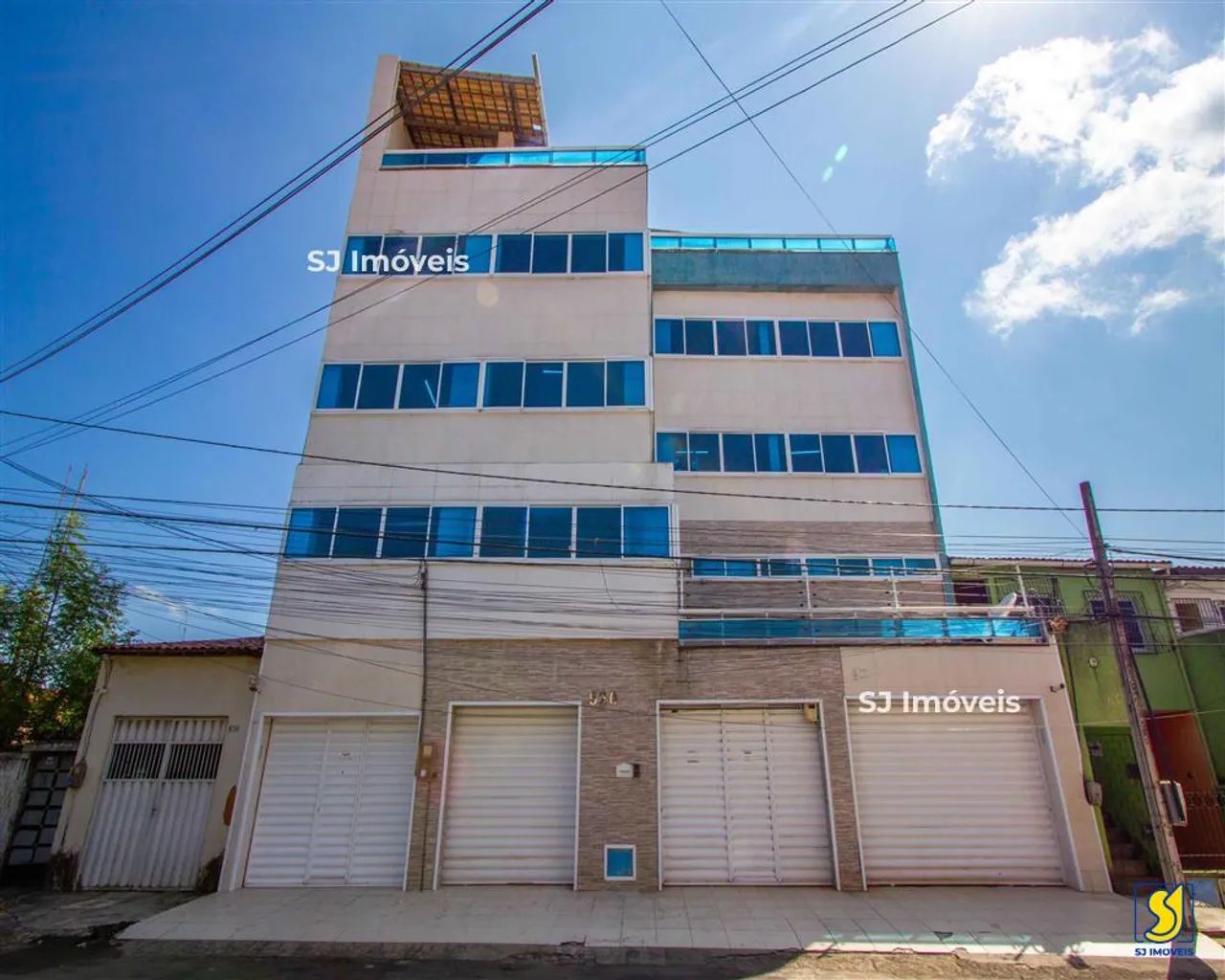 Prédio comercial com 12 salas e terraço no Jardim Iracema