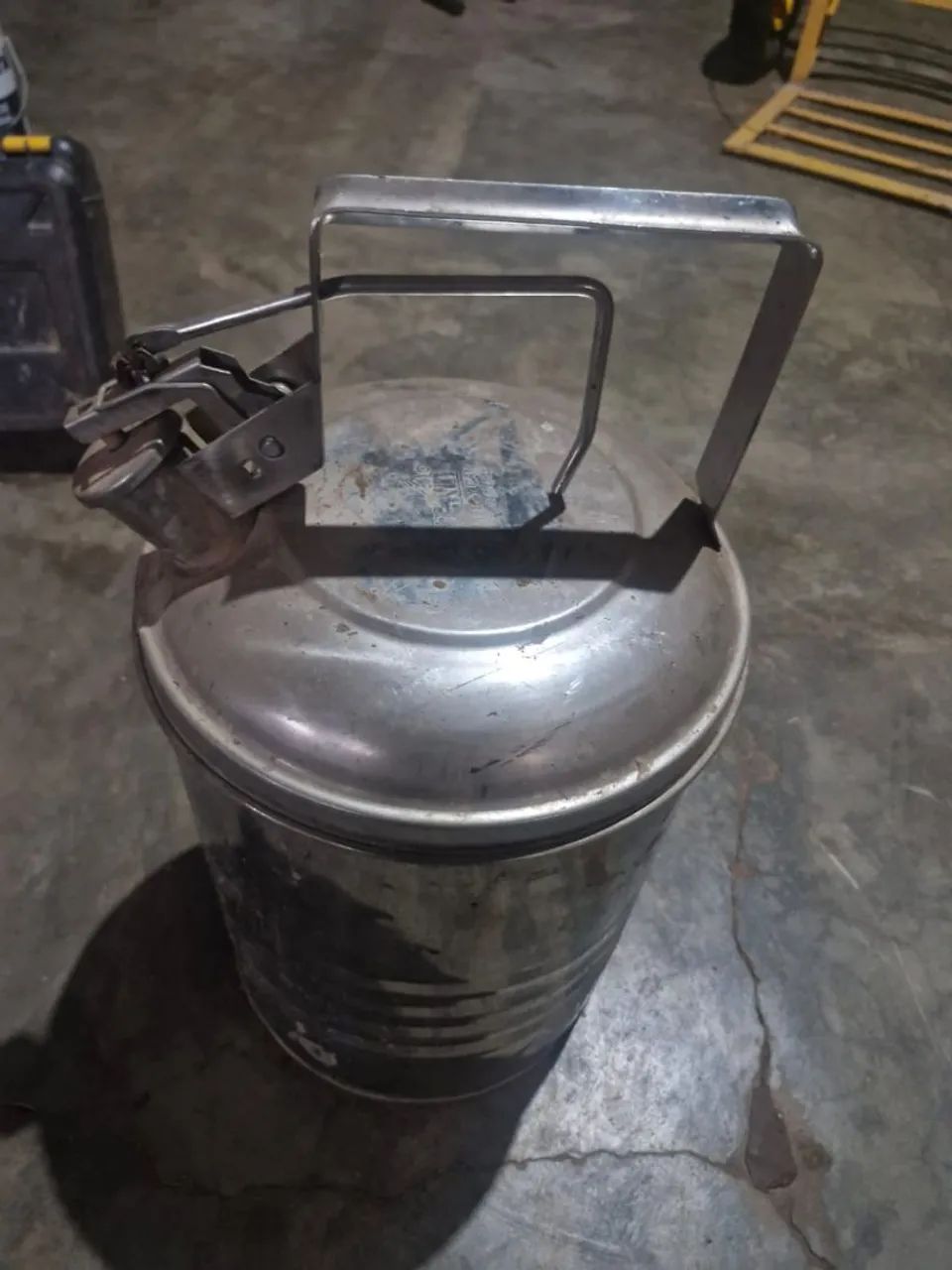 Galão de 20 litros d combustível  - Foto 2